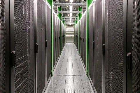 Blick zwischen den Serverschränken eines Rechenzentrums